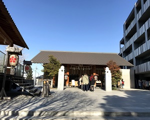 赤城神社は隈研吾さんの設計です。