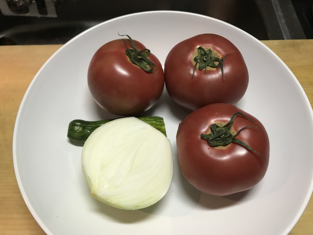 トマト中３つ、タマネギ中１／２、キュウリ１／２。 キュウリの代わりにピーマン小１個でも。ピーマンだとより濃厚な味になります。 これで二人前くらい。